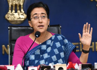 NEW DELHI INDIA OCTOBER 10 2024 Delhi Genel Sekreteri Atishi basın konferansında yaptığı konuşmada MLA fonlarının 10 Ekim 2024 tarihinde Yeni Delhi Hindistan 'da arttığını duyurdu.