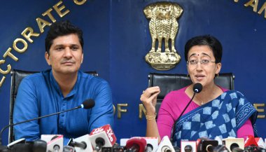 NEW DELHI INDIA Ekim 10 2024 Delhi Genel Sekreteri Atishi ve Kabine Bakanı Saurabh Bhardwaj, 10 Ekim 2024 tarihinde Yeni Delhi Hindistan 'da düzenlenen basın toplantısında MLA fonlarının arttığını duyurdu. 