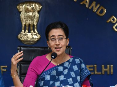 NEW DELHI INDIA OCTOBER 10 2024 Delhi Genel Sekreteri Atishi basın konferansında yaptığı konuşmada MLA fonlarının 10 Ekim 2024 tarihinde Yeni Delhi Hindistan 'da arttığını duyurdu.