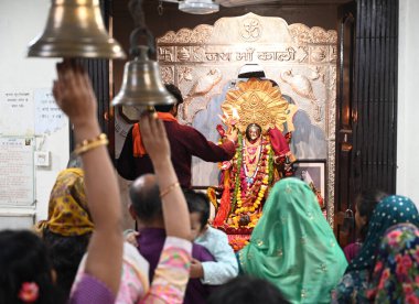 NEW DELHI INDIA 10 Ekim 2024 Bir rahip 10 Ekim 2024 tarihinde Yeni Delhi 'de devam eden Durga Puja festivali sırasında Kali Tapınağı Minto yolunda ayinler düzenledi. Fotoğraf: Sonu Mehta Hindustan Times