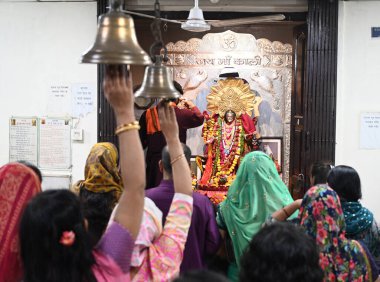NEW DELHI INDIA 10 Ekim 2024 Bir rahip 10 Ekim 2024 tarihinde Yeni Delhi 'de devam eden Durga Puja festivali sırasında Kali Tapınağı Minto yolunda ayinler düzenledi. Fotoğraf: Sonu Mehta Hindustan Times