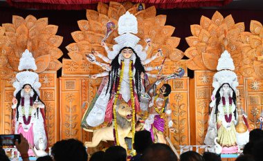 NEW DELHI INDIA ECTOBER 10 Ekim 2024 Dindar Sonu Mehta Hindustan Times 'ın 10 Ekim 2024 tarihinde Yeni Delhi' de devam eden Durga Puja festivali sırasında Durga puja topluluğu Pandalında ibadet ve ayinler düzenledi.