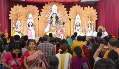 NEW DELHI INDIA ECTOBER 10 Ekim 2024 Dindar Sonu Mehta Hindustan Times 'ın 10 Ekim 2024 tarihinde Yeni Delhi' de devam eden Durga Puja festivali sırasında Durga puja topluluğu Pandalında ibadet ve ayinler düzenledi.