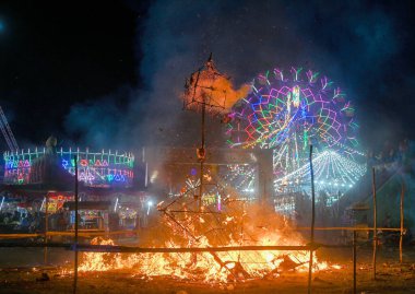 NOIDA INDIA OCTOBER 10 2024 Sanatçılar dün gece Ramlila 'nın 21A bölgesindeki bir Ramlila sahnesinde performans sergilediler. 10 Ekim 2024 Noida Hindistan Fotoğrafı: Sunil Ghosh Hindustan Times