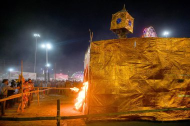 NOIDA INDIA OCTOBER 10 2024 Sanatçılar dün gece Ramlila 'nın 21A bölgesindeki bir Ramlila sahnesinde performans sergilediler. 10 Ekim 2024 Noida Hindistan Fotoğrafı: Sunil Ghosh Hindustan Times