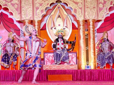 NOIDA INDIA OCTOBER 10 2024 Sanatçılar dün gece Ramlila 'nın 21A bölgesindeki bir Ramlila sahnesinde performans sergilediler. 10 Ekim 2024 Noida Hindistan Fotoğrafı: Sunil Ghosh Hindustan Times