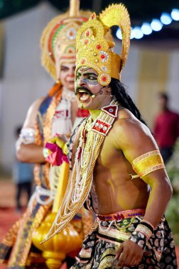 NOIDA INDIA OCTOBER 10 2024 Sanatçılar dün gece Ramlila 'nın 21A bölgesindeki bir Ramlila sahnesinde performans sergilediler. 10 Ekim 2024 Noida Hindistan Fotoğrafı: Sunil Ghosh Hindustan Times