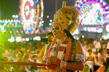 NOIDA INDIA OCTOBER 10 2024 Sanatçılar dün gece Ramlila 'nın 21A bölgesindeki bir Ramlila sahnesinde performans sergilediler. 10 Ekim 2024 Noida Hindistan Fotoğrafı: Sunil Ghosh Hindustan Times