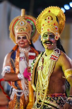 NOIDA INDIA OCTOBER 10 2024 Sanatçılar dün gece Ramlila 'nın 21A bölgesindeki bir Ramlila sahnesinde performans sergilediler. 10 Ekim 2024 Noida Hindistan Fotoğrafı: Sunil Ghosh Hindustan Times