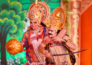 NOIDA INDIA OCTOBER 10 2024 Sanatçılar dün gece Ramlila 'nın 21A bölgesindeki bir Ramlila sahnesinde performans sergilediler. 10 Ekim 2024 Noida Hindistan Fotoğrafı: Sunil Ghosh Hindustan Times