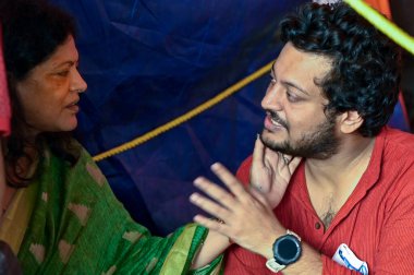 KOLKATA INDIA OKTOBER 10 Ekim 2024 Kıdemsiz doktorlar, RG Kar 'a tecavüz, cinayet ve Esplanade hastanelerindeki sağlık personeli için adalet ve güvenlik talebinde bulunan akrabalarıyla 114 saat süreyle süresiz açlık grevine devam ediyor. 