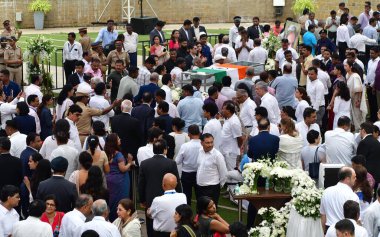 MUMBAI INDIA 10 Ekim 2024 Hint sanayici Ratan Tata 'nın Ulusal Sahne Sanatları Merkezi NCPA' daki kalıntılarının etrafında toplanan insanlar, 10 Ekim 2024 'te Mumbai Hindistan' da yakılmadan önce saygılarını sundular.
