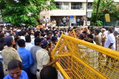 MUMBAI INDIA 10 EKİM 2024 Hintli sanayici Ratan Tata 'ya Ulusal Sahne Sanatları Merkezi dışında saygılarını sunmak için gelen ziyaretçiler 10 Ekim 2024' te Marine Drive 'da yakılmadan önce saygılarını sundular.
