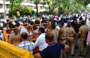 MUMBAI INDIA 10 EKİM 2024 Hintli sanayici Ratan Tata 'ya Ulusal Sahne Sanatları Merkezi dışında saygılarını sunmak için gelen ziyaretçiler 10 Ekim 2024' te Marine Drive 'da yakılmadan önce saygılarını sundular.