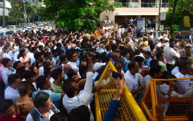 MUMBAI INDIA 10 EKİM 2024 Hintli sanayici Ratan Tata 'ya Ulusal Sahne Sanatları Merkezi dışında saygılarını sunmak için gelen ziyaretçiler 10 Ekim 2024' te Marine Drive 'da yakılmadan önce saygılarını sundular.