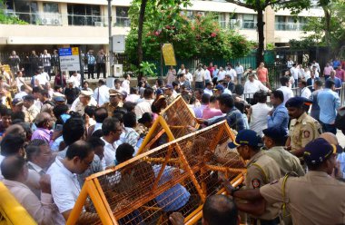MUMBAI INDIA 10 EKİM 2024 Hintli sanayici Ratan Tata 'ya Ulusal Sahne Sanatları Merkezi dışında saygılarını sunmak için gelen ziyaretçiler 10 Ekim 2024' te Marine Drive 'da yakılmadan önce saygılarını sundular.