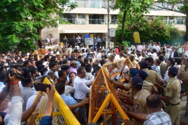 MUMBAI INDIA 10 EKİM 2024 Hintli sanayici Ratan Tata 'ya Ulusal Sahne Sanatları Merkezi dışında saygılarını sunmak için gelen ziyaretçiler 10 Ekim 2024' te Marine Drive 'da yakılmadan önce saygılarını sundular.