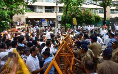 MUMBAI INDIA 10 EKİM 2024 Hintli sanayici Ratan Tata 'ya Ulusal Sahne Sanatları Merkezi dışında saygılarını sunmak için gelen ziyaretçiler 10 Ekim 2024' te Marine Drive 'da yakılmadan önce saygılarını sundular.