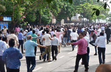 MUMBAI INDIA 10 EKİM 2024 Hintli sanayici Ratan Tata 'ya Ulusal Sahne Sanatları Merkezi dışında saygılarını sunmak için gelen ziyaretçiler 10 Ekim 2024' te Marine Drive 'da yakılmadan önce saygılarını sundular.