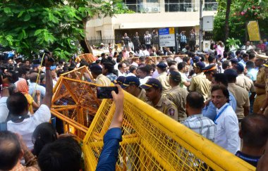 MUMBAI INDIA 10 EKİM 2024 Hintli sanayici Ratan Tata 'ya Ulusal Sahne Sanatları Merkezi dışında saygılarını sunmak için gelen ziyaretçiler 10 Ekim 2024' te Marine Drive 'da yakılmadan önce saygılarını sundular.