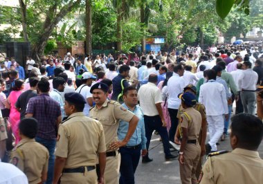 MUMBAI INDIA 10 EKİM 2024 Hintli sanayici Ratan Tata 'ya Ulusal Sahne Sanatları Merkezi dışında saygılarını sunmak için gelen ziyaretçiler 10 Ekim 2024' te Marine Drive 'da yakılmadan önce saygılarını sundular.