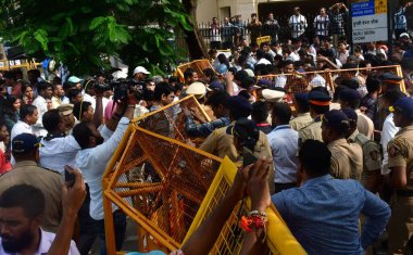 MUMBAI INDIA 10 EKİM 2024 Hintli sanayici Ratan Tata 'ya Ulusal Sahne Sanatları Merkezi dışında saygılarını sunmak için gelen ziyaretçiler 10 Ekim 2024' te Marine Drive 'da yakılmadan önce saygılarını sundular.
