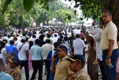 MUMBAI INDIA 10 EKİM 2024 Hintli sanayici Ratan Tata 'ya Ulusal Sahne Sanatları Merkezi dışında saygılarını sunmak için gelen ziyaretçiler 10 Ekim 2024' te Marine Drive 'da yakılmadan önce saygılarını sundular.