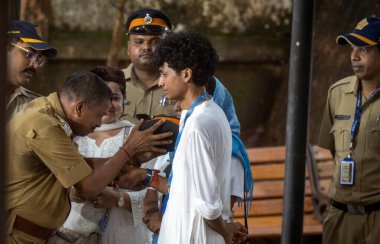 MUMBAI INDIA 10 OCTOBER 10 2024 Shantanu Naidu, 10 Ekim 2024 'te Mumbai' de düzenlenen cenaze töreninde Ratan Tata 'nın ölümlü kalıntılarını anmak için polis personeliyle iletişime geçti.