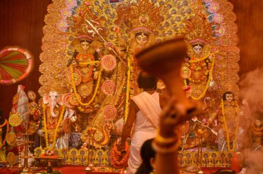 GURUGRAM INDIA 10 Ekim 2024 Hindu Purohit, Durga Ashtami 'deki Durga Puja festivali sırasında Durga Ashtami' ye dua ediyor. 46. Bölge 'de Sahashrabdi Durga Puja Samity tarafından 10 Ekim 2024' de Huda Market yakınlarındaki Gurugram Ind 'de düzenlendi.