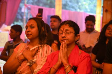 GURUGRAM INDIA OCTOBER 10 Ekim 2024 Dindarlar Durga Puja festivali sırasında Durga Ashtami Toplum Merkezi 46 sektöründe Sahashrabdi Durga Puja Samity tarafından 10 Ekim 2024 'te Hindistan Gurugram' da düzenlenen Durga Puja festivalinde dua ettiler.