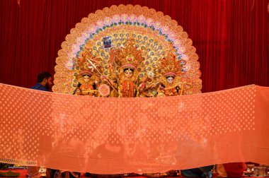 GURUGRAM INDIA 10 Ekim 2024 Hindu Purohit, Durga Ashtami 'deki Durga Puja festivali sırasında Durga Ashtami' ye dua ediyor. 46. Bölge 'de Sahashrabdi Durga Puja Samity tarafından 10 Ekim 2024' de Huda Market yakınlarındaki Gurugram Ind 'de düzenlendi.