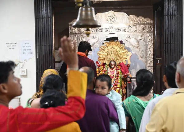 NEW DELHI INDIA 10 Ekim 2024 Bir rahip 10 Ekim 2024 tarihinde Yeni Delhi 'de devam eden Durga Puja festivali sırasında Kali Tapınağı Minto yolunda ayinler düzenledi. Fotoğraf: Sonu Mehta Hindustan Times