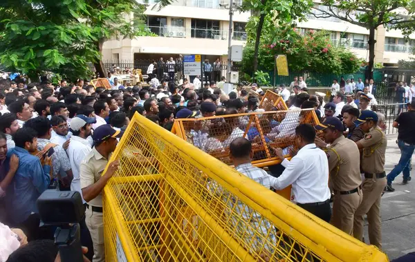 MUMBAI INDIA 10 EKİM 2024 Hintli sanayici Ratan Tata 'ya Ulusal Sahne Sanatları Merkezi dışında saygılarını sunmak için gelen ziyaretçiler 10 Ekim 2024' te Marine Drive 'da yakılmadan önce saygılarını sundular.