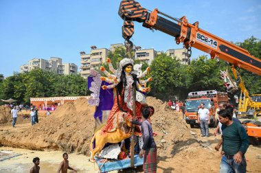 GURUGRAM INDIA 13 Ekim 2024 Devotees Tanrıça Durga putunu Durga Puja Festivali 'nin son gününde Kendriya Vihar yakınlarındaki 56. Bölge' de 13 Ekim 2024 'te Hindistan Gurugram' da Parveen Kumar Hindustan Times tarafından çekilmiştir.