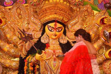 13 Ekim 2024 'te Purbapalli Durgotsav tarafından 13 Ekim 202' de Huda Pazarı yakınlarındaki sektör-2 toplum merkezinde düzenlenen Durga Puja Festivali 'nin son gününde Durga Maa putu üzerinde bir kadın ayinler düzenledi.