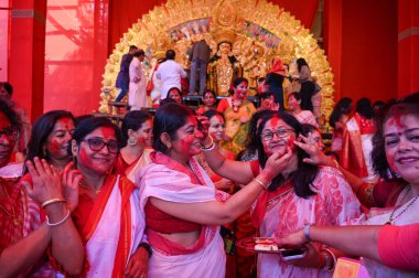 GURUGRAM INDIA 13 Ekim 2024 Bengali evli kadınlar, 13 Ekim 2024 'te Gurugram Hindistan' da Huda Marketi yakınlarında Purbapalli Durgotsav tarafından düzenlenen Durga Puja festivalinin son gününde birbirlerine ateş püskürüyorlar.