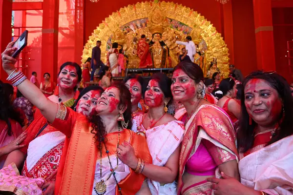 13 Ekim 2024 'te Purbapalli Durgotsav' ın 13 Ekim 2024 'te Huda Pazarı yakınlarındaki 15. bölge-2 toplum merkezinde düzenlediği Durga Puja Festivali' nin son gününde Durga Maa putuyla selfie çekiliyor.