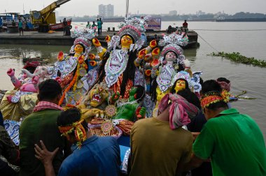 KOLKATA INDIA 13 Ekim 2024 Durga putlarının Durga Puja Festivali 'nin onuncu gününde Baje Kadatala Ghat nehri kıyısında 13 Ekim 2024 tarihinde Kolkata Hindistan' da Samir Jana Hindustan Times tarafından çekilmiştir.