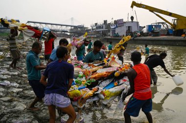 KOLKATA INDIA 13 Ekim 2024 Durga putlarının Durga Puja Festivali 'nin onuncu gününde Baje Kadatala Ghat nehri kıyısında 13 Ekim 2024 tarihinde Kolkata Hindistan' da Samir Jana Hindustan Times tarafından çekilmiştir.