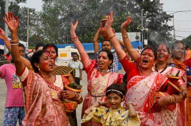 KOLKATA INDIA 13 Ekim 2024 Durga putlarının Durga Puja Festivali 'nin onuncu gününde Baje Kadatala Ghat nehri kıyısında 13 Ekim 2024 tarihinde Kolkata Hindistan' da Samir Jana Hindustan Times tarafından çekilmiştir.