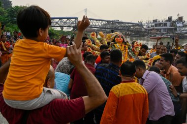 KOLKATA INDIA 13 Ekim 2024 Durga putlarının Durga Puja Festivali 'nin onuncu gününde Baje Kadatala Ghat nehri kıyısında 13 Ekim 2024 tarihinde Kolkata Hindistan' da Samir Jana Hindustan Times tarafından çekilmiştir.