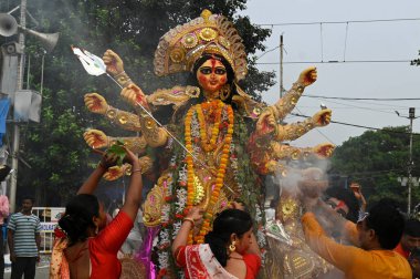 KOLKATA INDIA OKTOBER 13 Ekim 2024 Geleneksel elbiseli Kadınlar Durga Puja Festivali 'nin onuncu gününde Durga Puja' nın putlarının dhunuchi dansı yaparken Hooghly nehrinin kıyısındaki Baje Kadatala Ghat 'ta 13 Ekim 2024 tarihinde Kolkata Indi' de