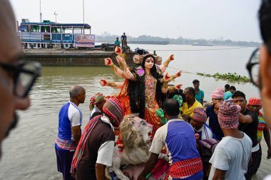 KOLKATA INDIA 13 Ekim 2024 Durga putlarının Durga Puja Festivali 'nin onuncu gününde Baje Kadatala Ghat nehri kıyısında 13 Ekim 2024 tarihinde Kolkata Hindistan' da Samir Jana Hindustan Times tarafından çekilmiştir.