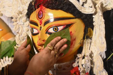 13 Ekim 2024 'te Noida Hindistan' da 13 Ekim 2024 'te Durga Puja' nın Kali Bari Mandir Sektörü 'ndeki son gününde kadınlar Sindoor Khela sırasında birbirlerine sindoor ya da parmesan sürerler. Fotoğraf: Sunil Ghosh Hindustan Times