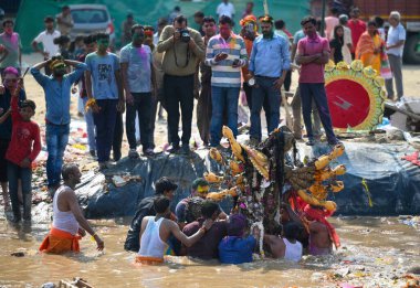 NOIDA INDIA 13 Ekim 2024 Tanrıça Durga 'nın putunu Durga Puja Festivali' nin son gününde Sunil Ghosh Hindustan Times tarafından çekilen Noida Hindistan 'da 13 Ekim 2024' te Durga Puja Festivali 'nin son gününde yapay bir çukura batırıldı.