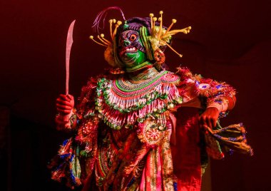 NoIDA INDIA 13 Ekim 2024 Dün gece Durga Puja kutlamalarında Purulia Chhau halk dansı yapan bir grup sanatçı dün gece 26 Ekim 2024 'te Noida Hindistan' da Sunil Ghosh Hindustan Times tarafından çekilmiştir.