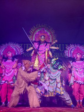 NoIDA INDIA 13 Ekim 2024 Dün gece Durga Puja kutlamalarında Purulia Chhau halk dansı yapan bir grup sanatçı dün gece 26 Ekim 2024 'te Noida Hindistan' da Sunil Ghosh Hindustan Times tarafından çekilmiştir.