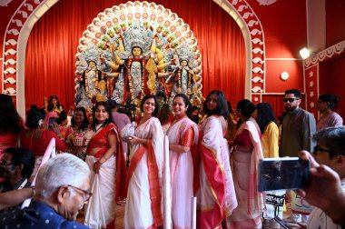 NEW DELHI INDIA OKTOBER 13 Ekim 2024 Dindarlar Sindoor Khela sırasında katılırlar Durga Puja 'nın son gününde Lord Durga Maa' nın Kali Tapınağı CR Parkı 'nda dalışına devam edin 13 Ekim 2024 tarihinde Yeni Delhi Hindistan' da Salman Ali Hindustan Times