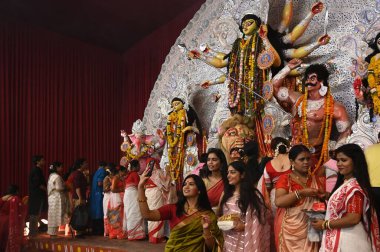 NEW DELHI INDIA OCTOBER 13 Ekim 2024 Dindarlar Sindoor Khela sırasında katılırlar Durga Puja 'nın son gününde Lord Durga Maa' nın CR Park 'ta dalışına 13 Ekim 2024 tarihinde Yeni Delhi Hindistan' da Salman Ali Hindustan Times tarafından çekilmiştir.