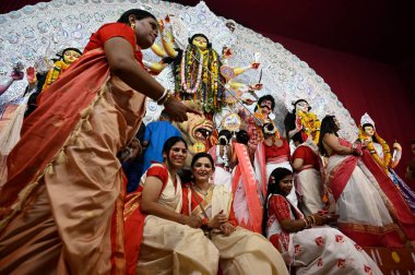 NEW DELHI INDIA OCTOBER 13 Ekim 2024 Dindarlar Sindoor Khela sırasında katılırlar Durga Puja 'nın son gününde Lord Durga Maa' nın CR Park 'ta dalışına 13 Ekim 2024 tarihinde Yeni Delhi Hindistan' da Salman Ali Hindustan Times tarafından çekilmiştir.